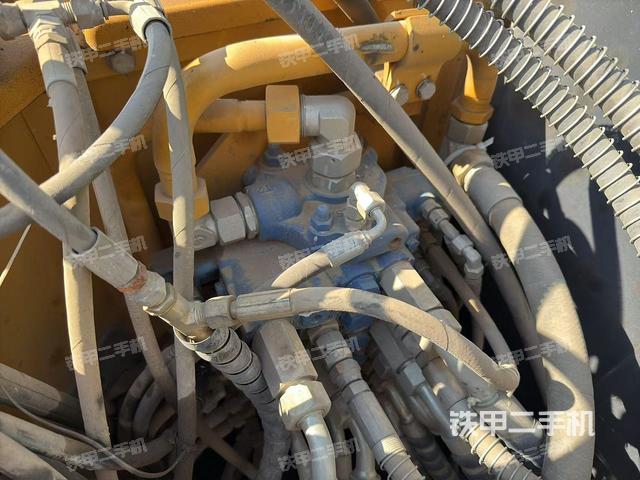 回轉(zhuǎn)馬達(dá)和主控閥（整機(jī)外觀）