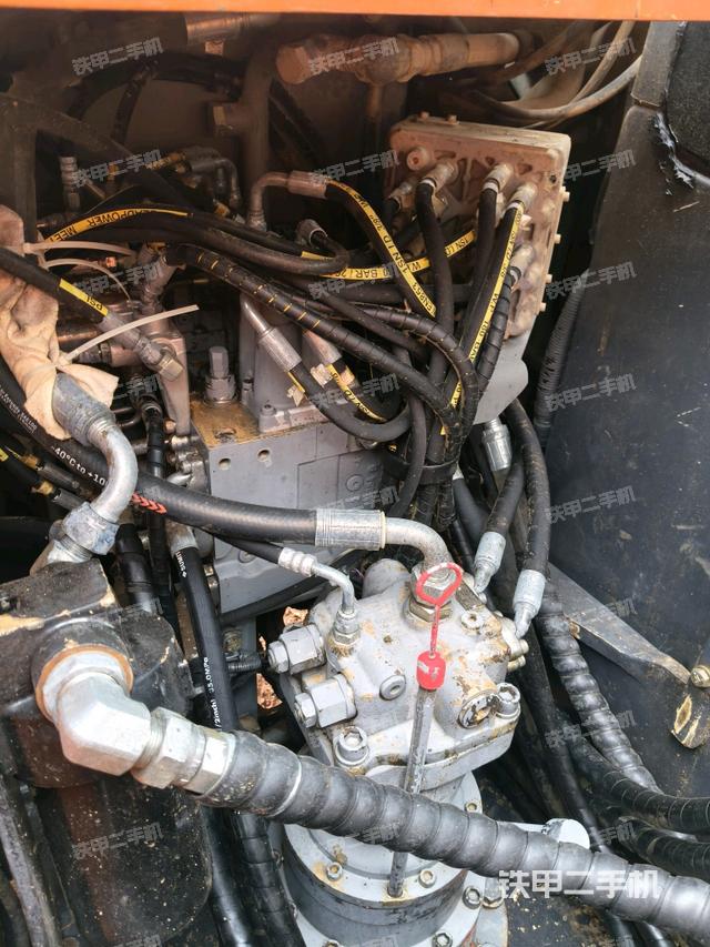 回轉(zhuǎn)馬達和主控閥（整機外觀）