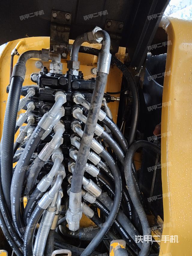 回转马达和主控阀（整机外观）