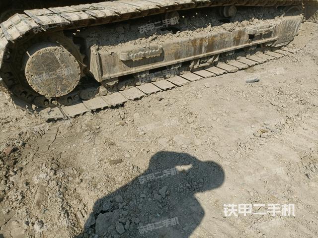 單側(cè)履帶整體(整機(jī)外觀) 單側(cè)履帶整體(整機(jī)外觀)