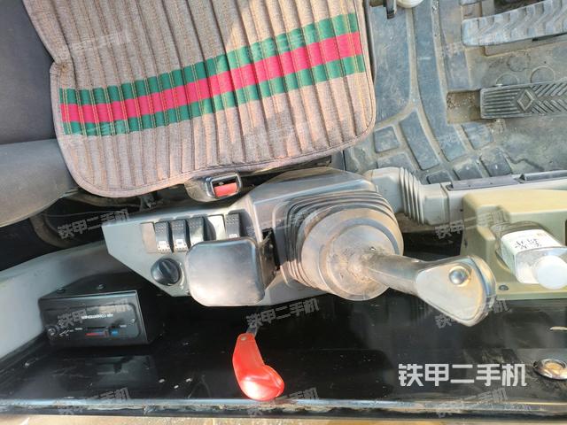 座椅右側(cè)控制臺(tái)/鑰匙門/油門/含右手柄(駕駛室部分) 座椅右側(cè)控制臺(tái)/鑰匙門/油門/含右手柄(駕駛室部分)