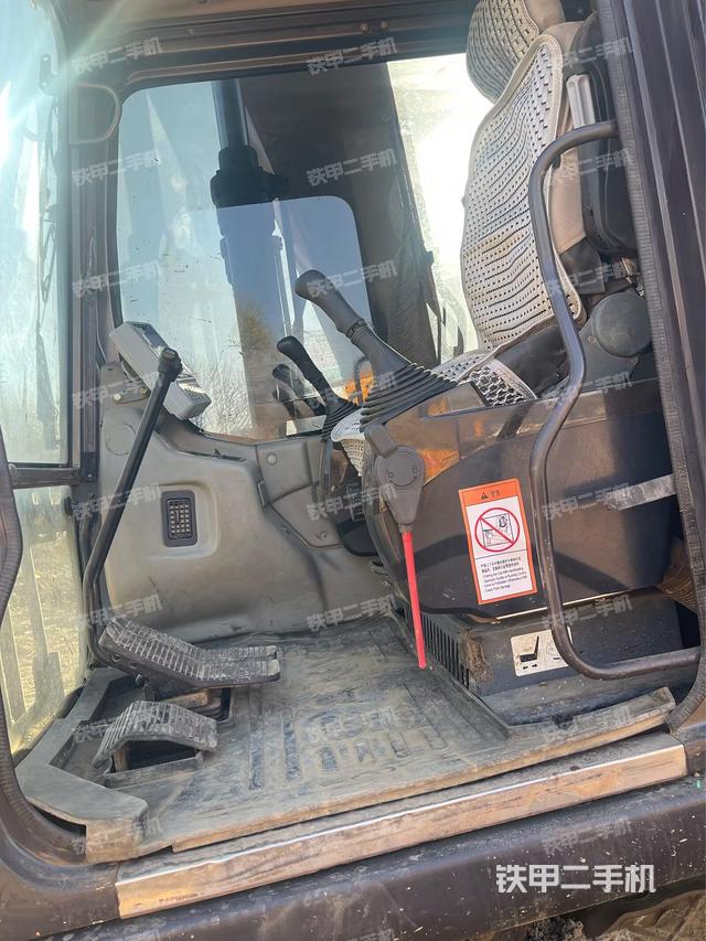 駕駛室整體(整機外觀) 駕駛室整體(整機外觀)