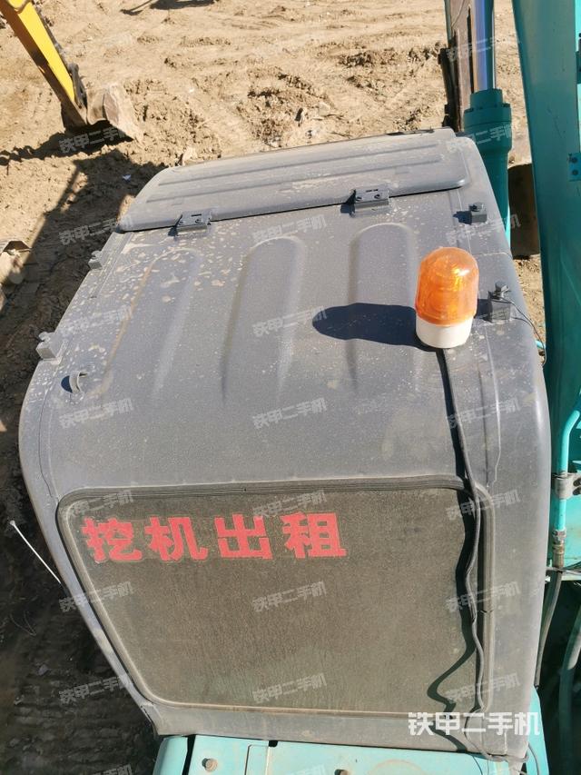 駕駛室頂部(整機(jī)外觀) 駕駛室頂部(整機(jī)外觀)