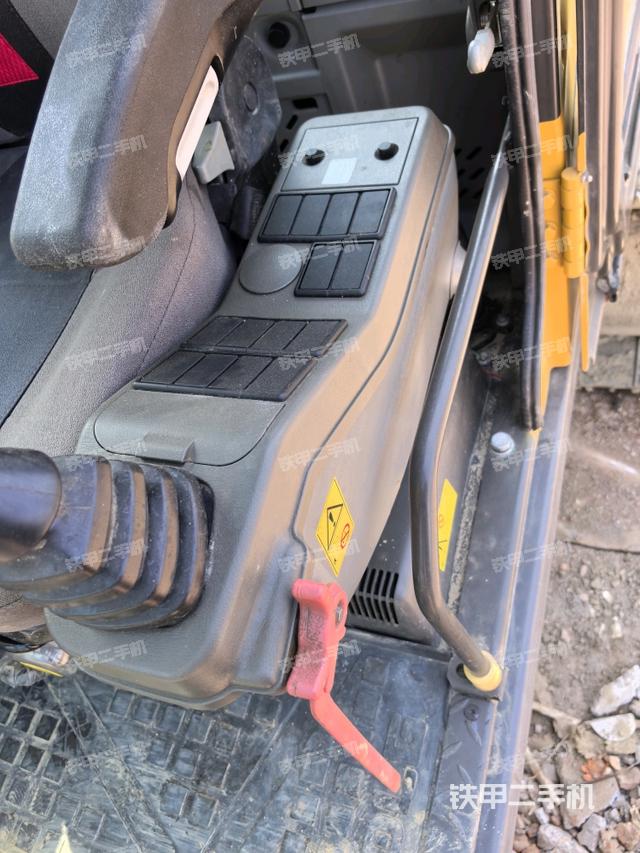 座椅左側(cè)控制臺/音響/含左手柄（駕駛室部分）