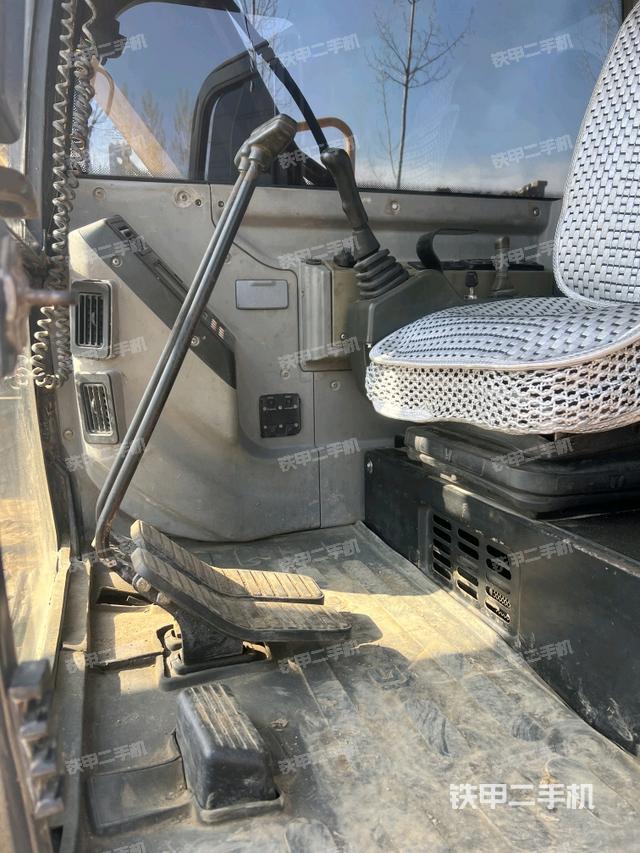 駕駛室頂部(整機(jī)外觀) 駕駛室頂部(整機(jī)外觀)