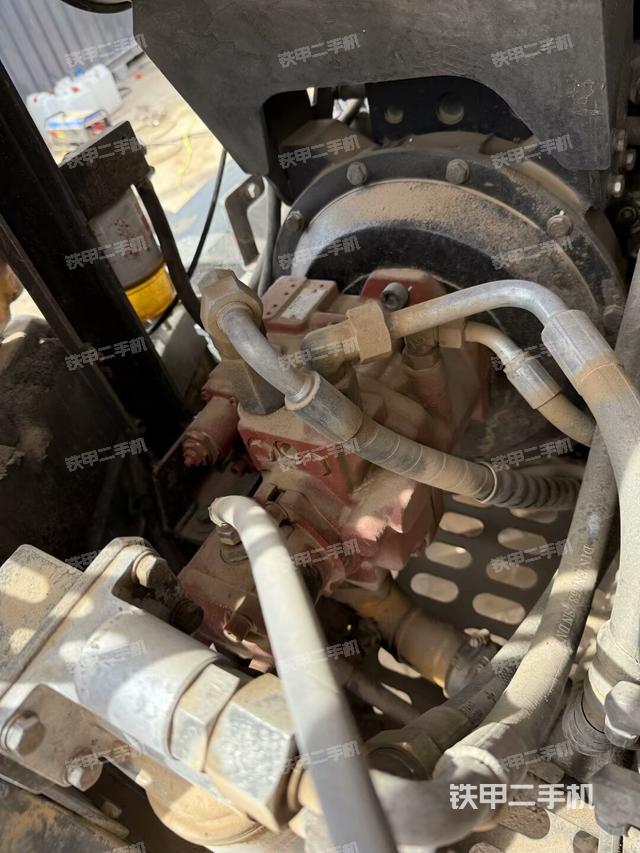 液壓泵艙室正面整體(整機(jī)外觀) 液壓泵艙室正面整體(整機(jī)外觀)