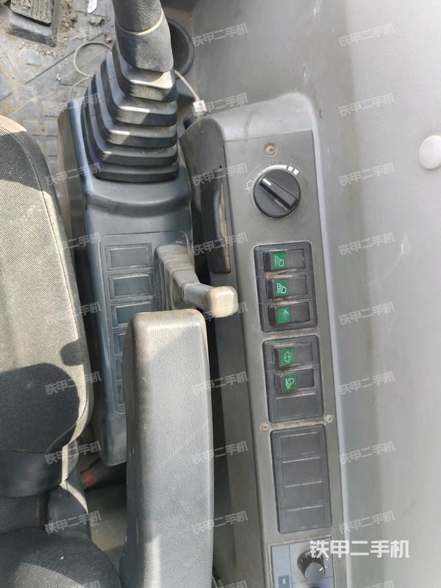 座椅右側(cè)控制臺(tái)/鑰匙門/油門/含右手柄（駕駛室部分）