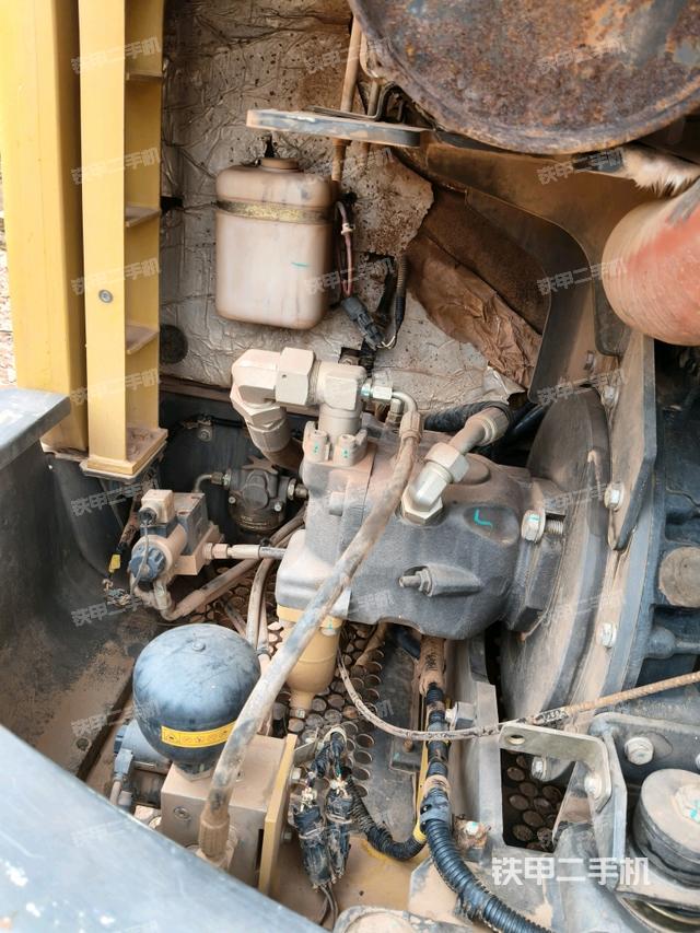 液壓泵艙室正面整體(整機(jī)外觀) 液壓泵艙室正面整體(整機(jī)外觀)