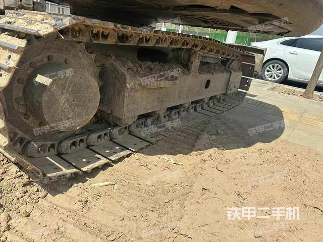 單側(cè)履帶整體(整機(jī)外觀) 單側(cè)履帶整體(整機(jī)外觀)