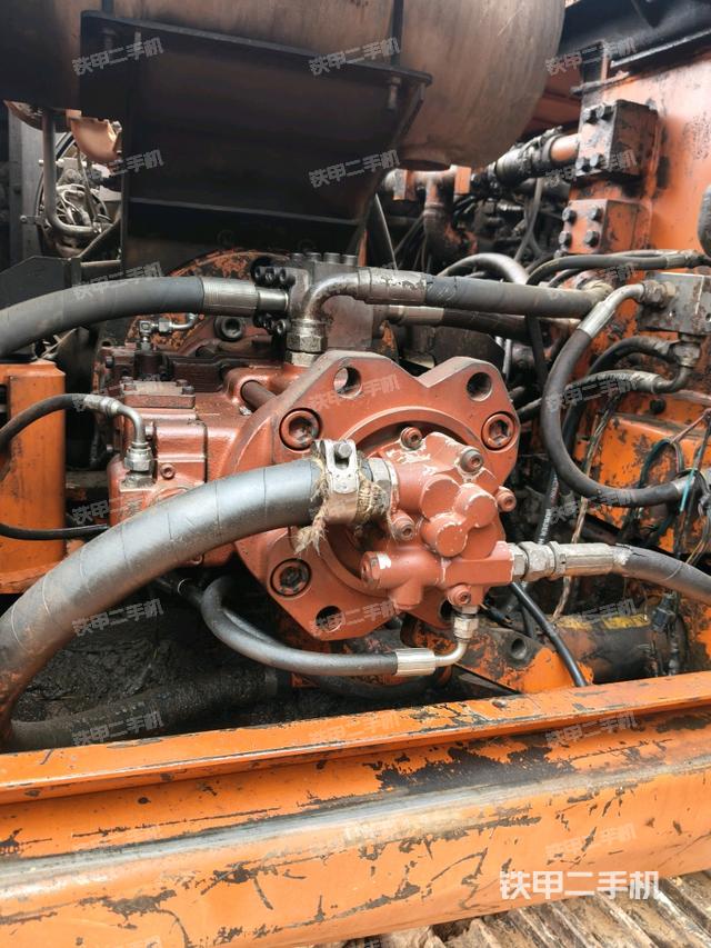 液壓泵艙室正面整體（整機外觀）