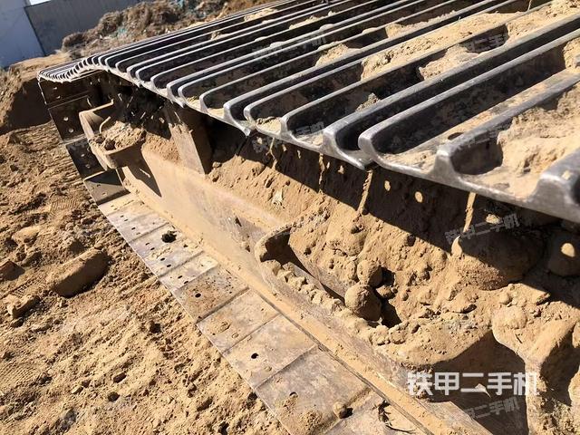 單側(cè)履帶整體(整機(jī)外觀) 單側(cè)履帶整體(整機(jī)外觀)