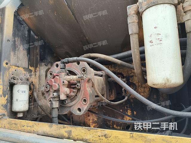 液压泵舱室正面整体（整机外观）