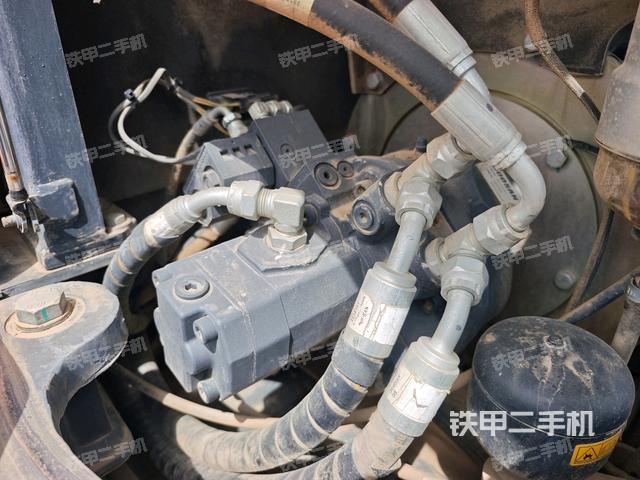 液壓泵艙室正面整體(整機(jī)外觀) 液壓泵艙室正面整體(整機(jī)外觀)