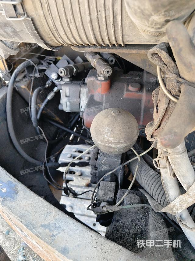 液压泵舱室正面整体（整机外观）