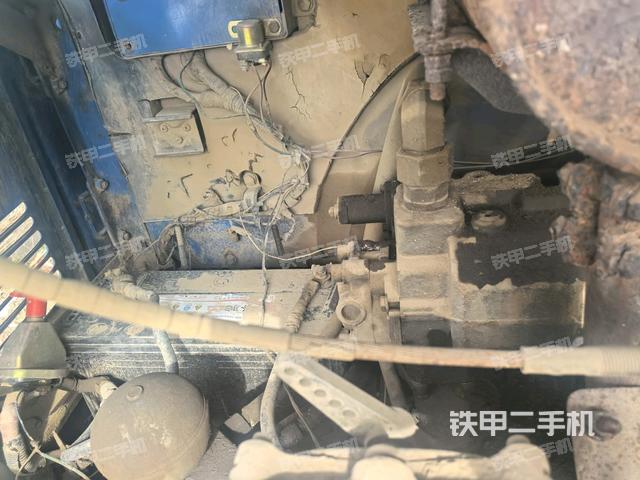 液壓泵艙室正面整體（整機外觀）