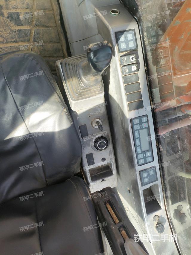 座椅右側(cè)控制臺/鑰匙門/油門/含右手柄（駕駛室部分）