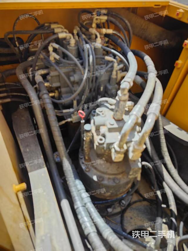 回轉(zhuǎn)馬達和主控閥（整機外觀）