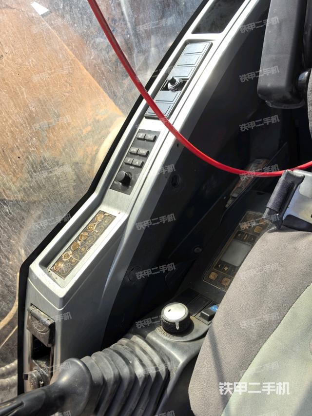 座椅右側(cè)控制臺/鑰匙門/油門/含右手柄（駕駛室部分）