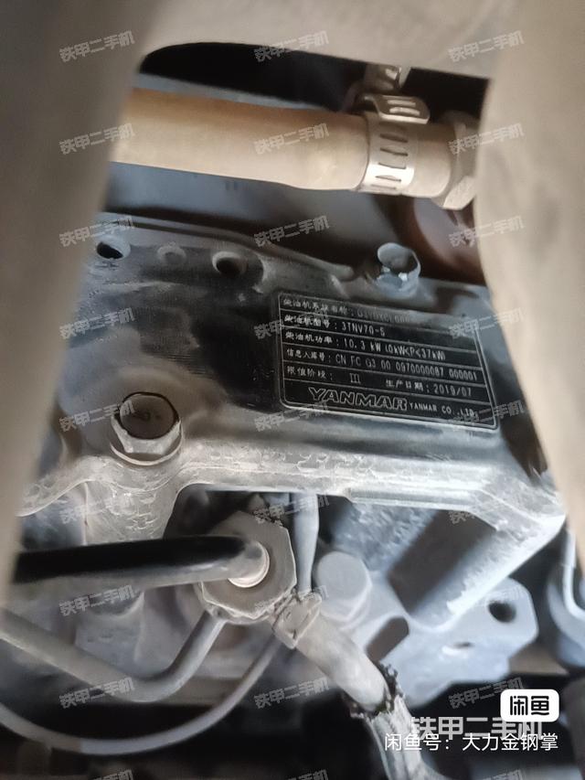 液压泵舱室正面整体（整机外观）