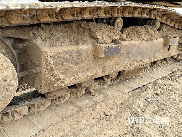 單側(cè)履帶整體(整機(jī)外觀) 單側(cè)履帶整體(整機(jī)外觀)