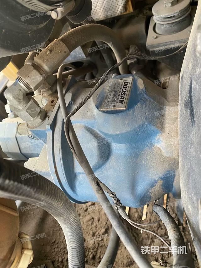 液壓泵艙室正面整體(整機外觀) 液壓泵艙室正面整體(整機外觀)