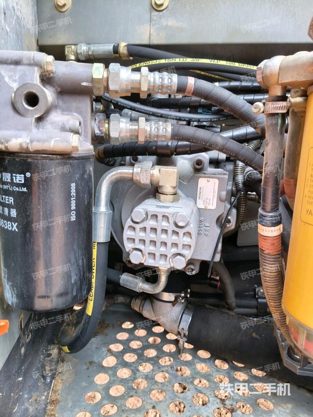 液壓泵艙室正面整體（整機外觀）