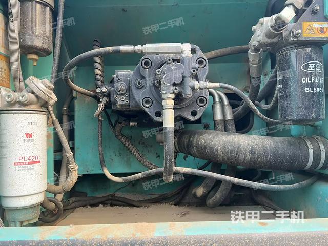 液壓泵艙室正面整體(整機外觀) 液壓泵艙室正面整體(整機外觀)