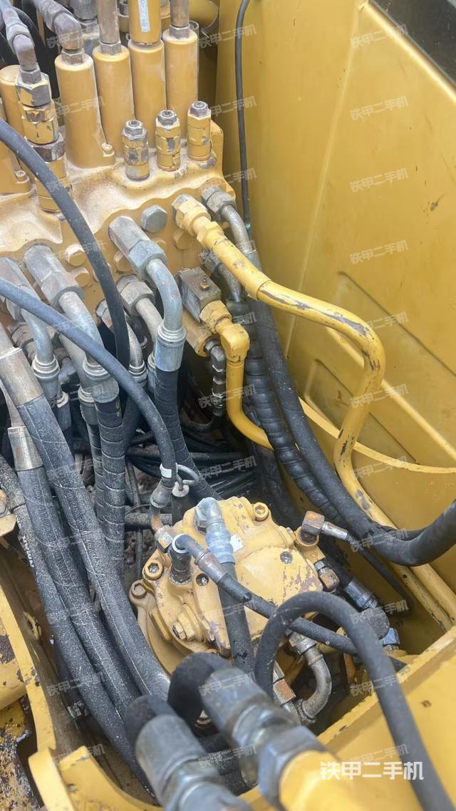 回转马达和主控阀（整机外观）