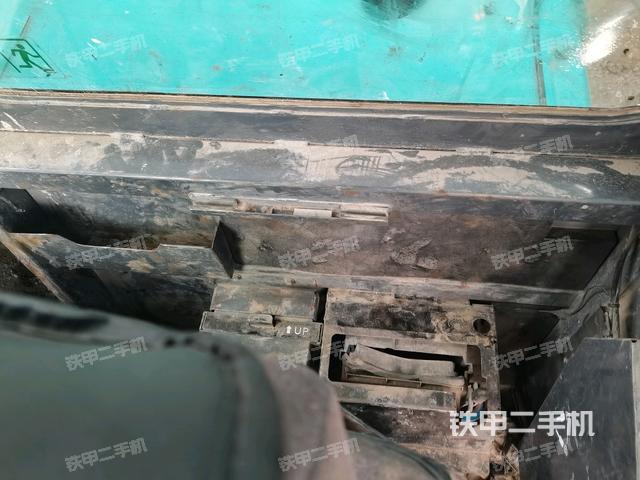 行走控制手柄和踏板?俯拍（駕駛室部分）