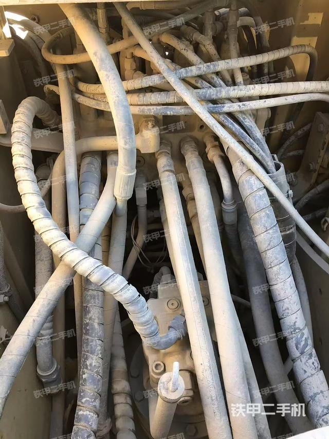 回轉馬達和主控閥(整機外觀) 回轉馬達和主控閥(整機外觀)