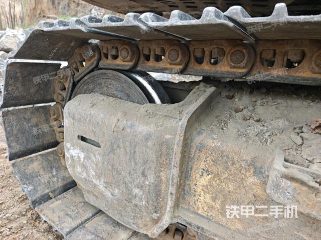 單側(cè)履帶整體(整機(jī)外觀) 單側(cè)履帶整體(整機(jī)外觀)