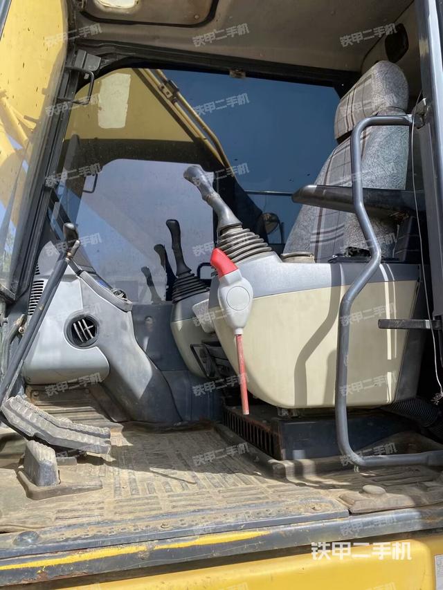駕駛室整體(整機(jī)外觀) 駕駛室整體(整機(jī)外觀)