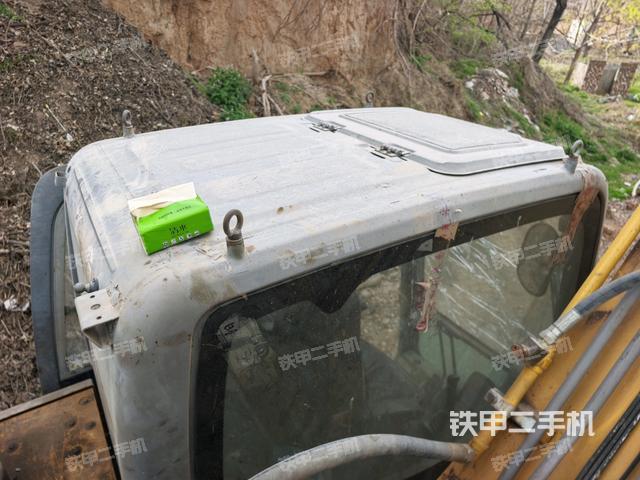 駕駛室頂部(整機(jī)外觀) 駕駛室頂部(整機(jī)外觀)