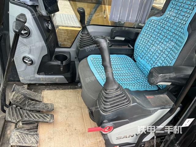 駕駛室整體（整機(jī)外觀）