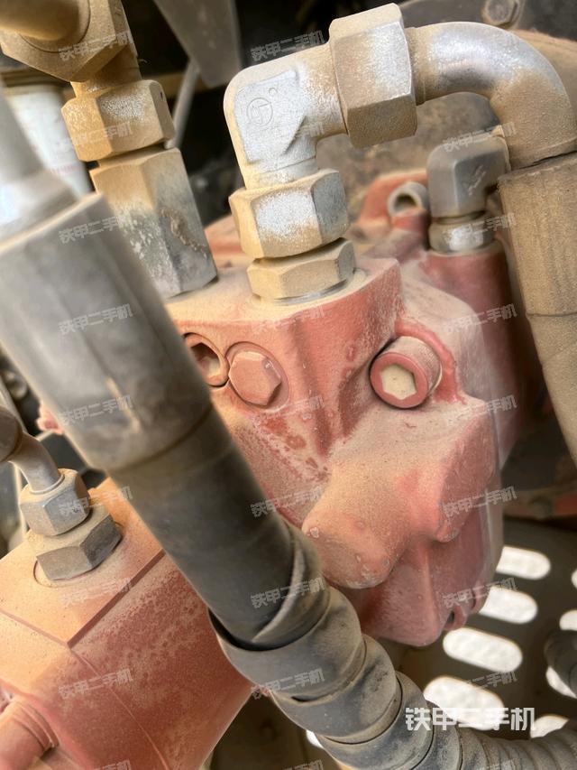 液壓泵艙室正面整體(整機(jī)外觀) 液壓泵艙室正面整體(整機(jī)外觀)