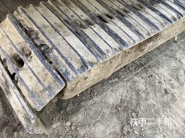單側(cè)履帶整體(整機(jī)外觀) 單側(cè)履帶整體(整機(jī)外觀)