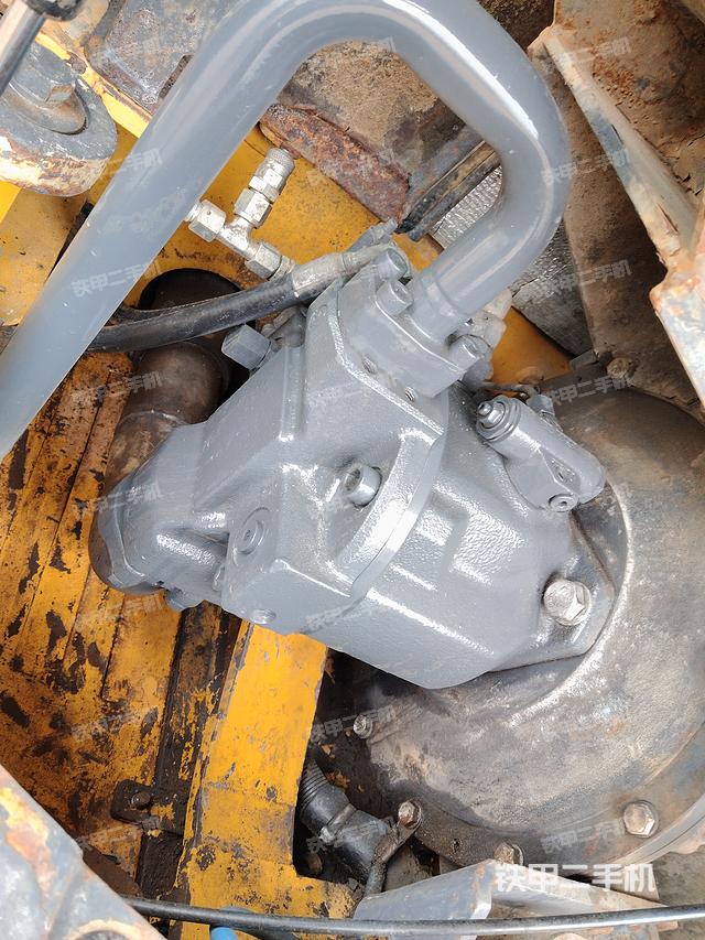 液压泵舱室正面整体（整机外观）