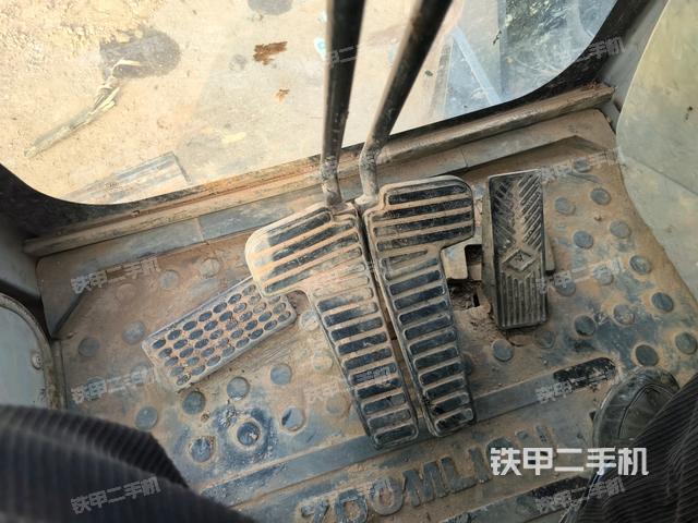 行走控制手柄和踏板?俯拍（駕駛室部分）