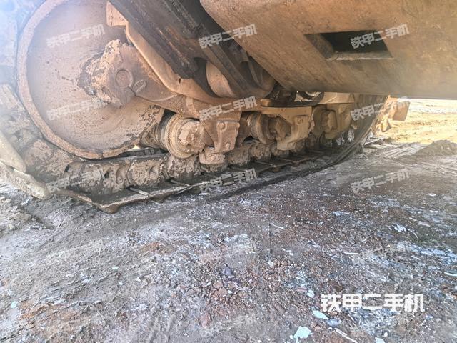 左側(cè)履帶全景(推土機(jī)底盤及工作裝置) 左側(cè)履帶全景(推土機(jī)底盤及工作裝置)