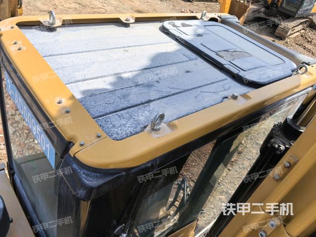 駕駛室頂部(整機(jī)外觀) 駕駛室頂部(整機(jī)外觀)
