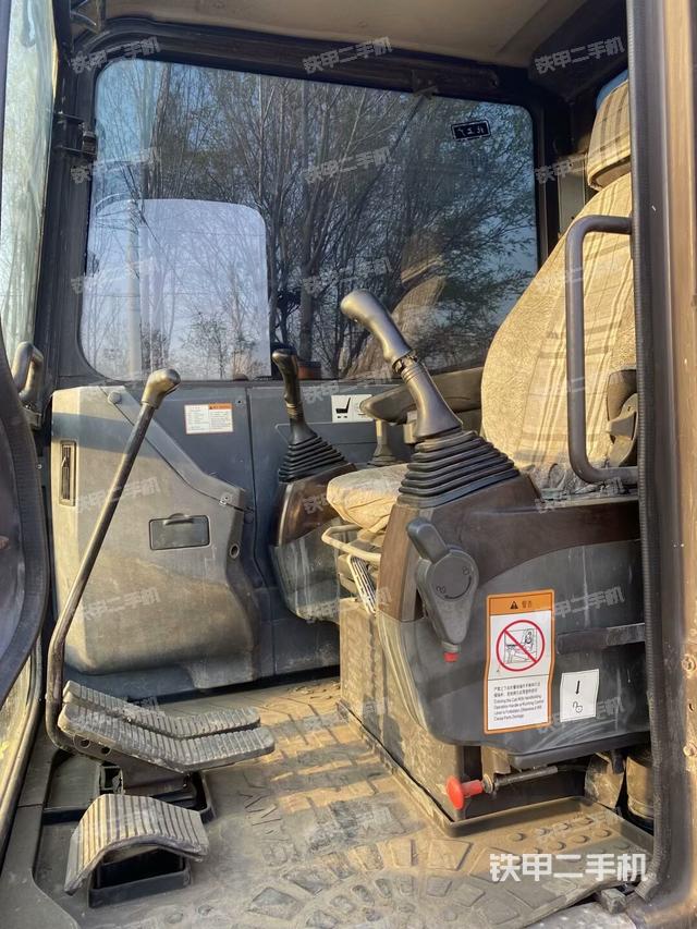 駕駛室頂部(整機外觀) 駕駛室頂部(整機外觀)