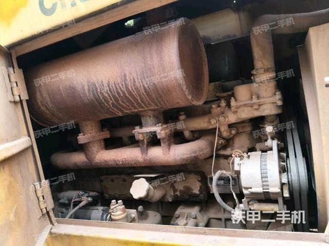 發(fā)動機(jī)右側(cè)（整機(jī)外觀及大件）