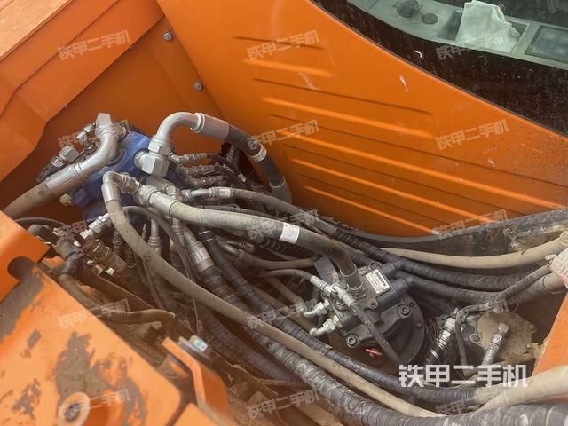 回轉(zhuǎn)馬達和主控閥(整機外觀) 回轉(zhuǎn)馬達和主控閥(整機外觀)