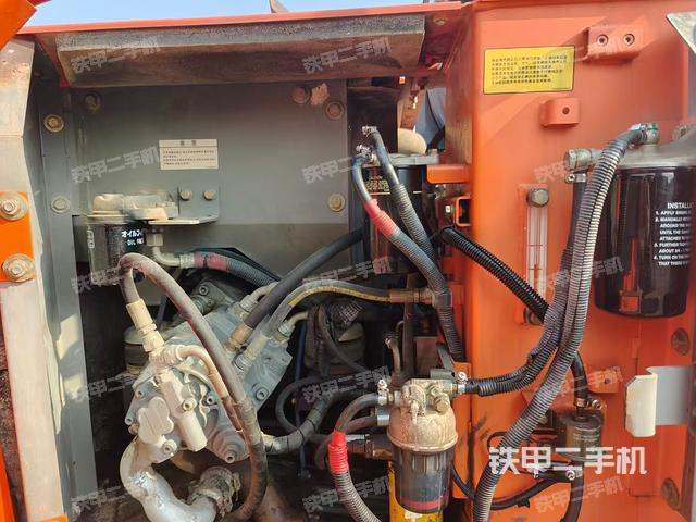 液压泵舱室正面整体（整机外观）