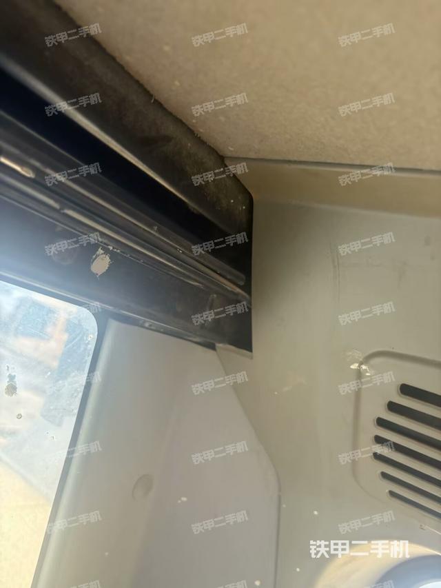 右側玻璃角標（駕駛室部分）