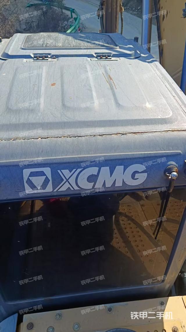駕駛室頂部(整機(jī)外觀) 駕駛室頂部(整機(jī)外觀)