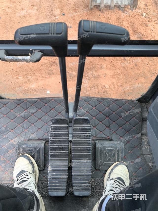 行走控制手柄和踏板?俯拍（駕駛室部分）