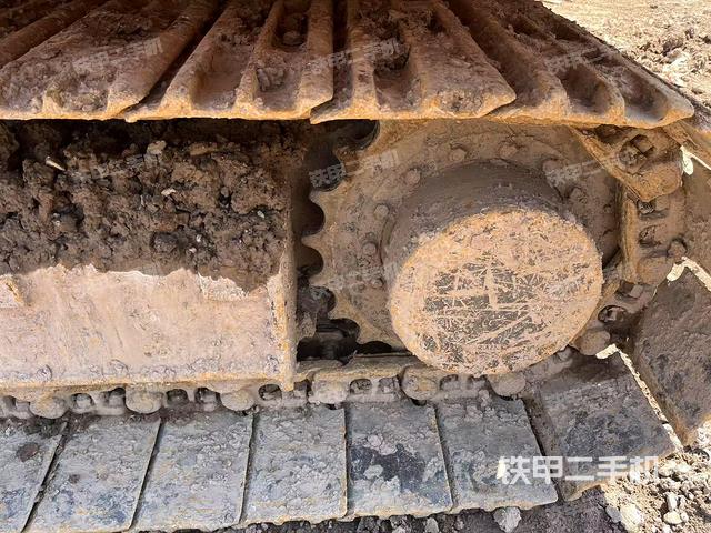 單側(cè)履帶整體(整機(jī)外觀) 單側(cè)履帶整體(整機(jī)外觀)