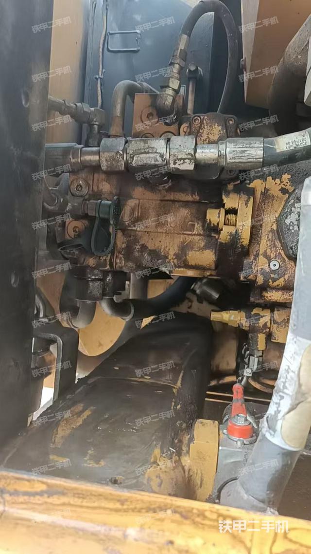 液壓泵艙室正面整體(整機(jī)外觀) 液壓泵艙室正面整體(整機(jī)外觀)
