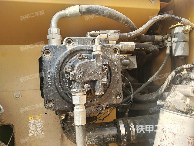 液壓泵艙室正面整體(整機外觀) 液壓泵艙室正面整體(整機外觀)